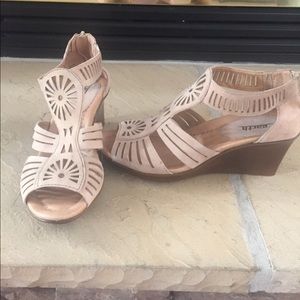 Women’s Wedge Earth Sandal Barely Worn